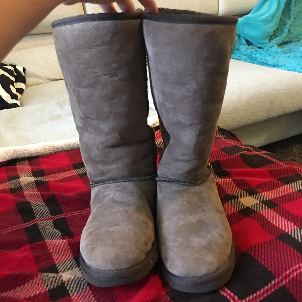 UGGS Big Kids Size 5 (WMNS SZ 6) classic tall boot